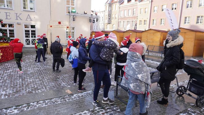 Bieg Mikołajów w Olsztynie. Około 400 osób pobiegło w charytatywnym celu [ZDJĘCIA]