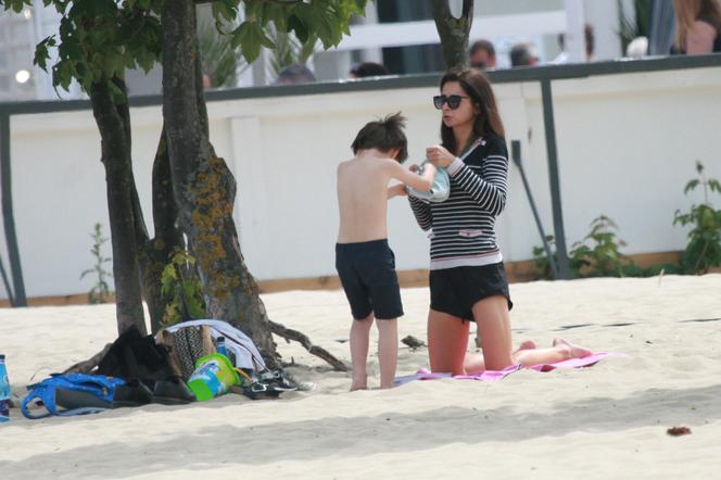 Marta Kaczyńska z mężem, synkiem Stasiem i dziećmi jej męża na plaży w Sopocie