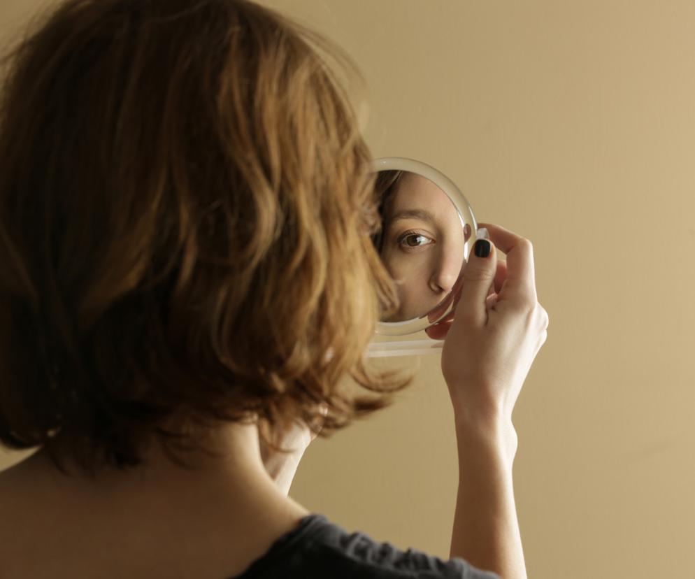 Młoda kobieta w lustrze