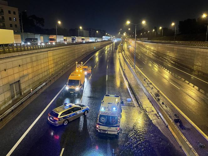 Burza zamknęła trasę S8. Woda godzinami stała na ulicy