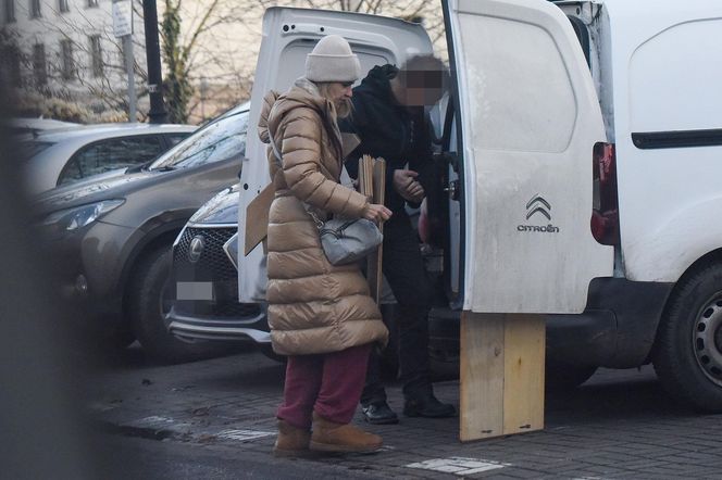 Joanna Koroniewska ogląda deski na ulicy