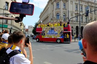 Motor Lublin po 32 latach znowu zagra w piłkarskiej ekstraklasie! Wielka feta na ulicach miasta. Awans jest nasz, Motor United!