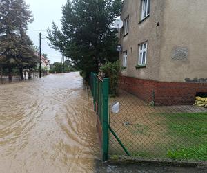 Zagrożenie powodziowe. Głuchołazy. Woda przelała się przez wały. Zalewa miasto