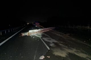 Ciężarówka przewożąca most wywróciła się na ekspresówce! Gigantyczne utrudnienia trwają od nocy