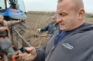 Mariusz Pudzianowski pracuje na polu