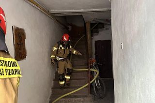 Pożar w Jaworze. Strażacy i policjanci uratowali mężczyznę z zadymionego mieszkania