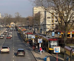 Zderzenie tramwaju z samochodem w Warszawie. Duże utrudnienia 