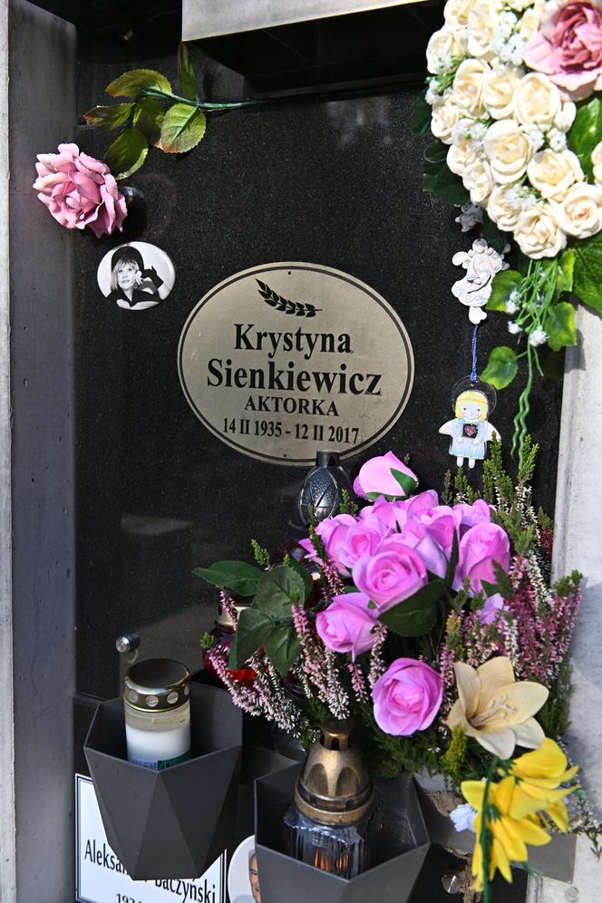 Skromny grób Krystyny Sienkiewicz. Na cmentarzu można przeoczyć miejsce, w którym spoczywa aktorka