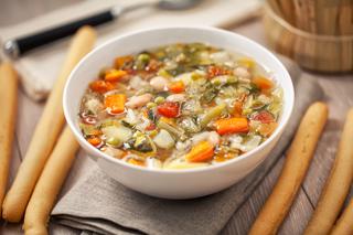 Minestrone z młodą kapustą - pyszna zupa z młodych warzyw
