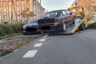 Straż Miejska usuwa wraki z ulic Leszna. Mieszkańcy odzyskują miejsca parkingowe