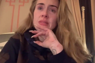 Ból nasila się przy kaszlu i kichaniu. Na tę przypadłość cierpi Adele