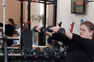 Krystyna Pawłowicz robi rzeźbę na wiosnę