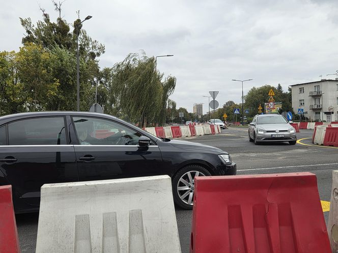 Tak się teraz jeździ na osiedlu Leśnym. Utrudnienia dla kierowców i pasażerów!