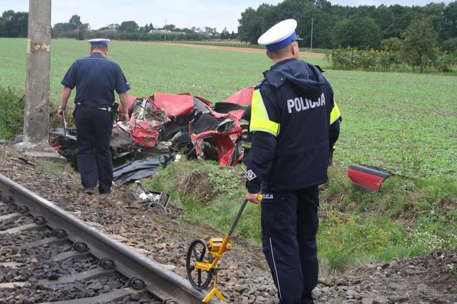 Trzebień: Tragedia na przejeździe kolejowym. Kierowca nie żyje (FOTO!)