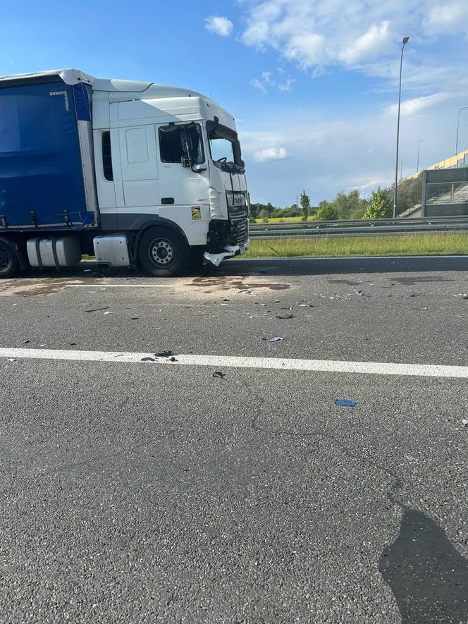 Ciężarówka z konwoju staranowała radiowóz.