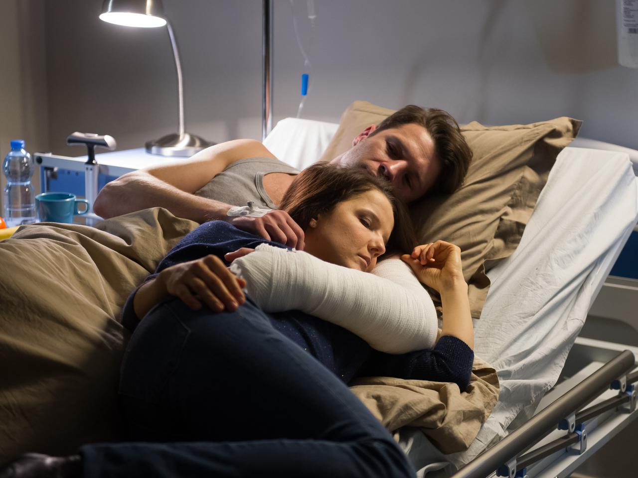 Na Wspólnej odcinek 2490, Olaf (Maciej Brzoska), Marta (Joanna Jabłczyńska)