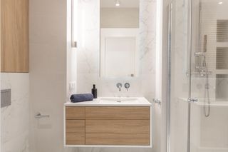 Łazienka biała z drewnem