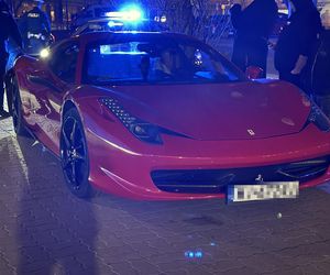 Znany TikToker driftował czerwonym Ferrari. Rozbił auto i uciekł