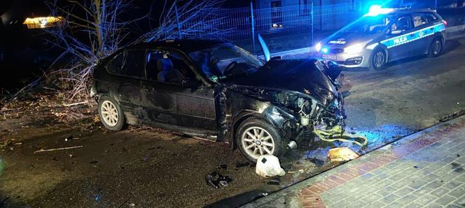 Fatalny wypadek koło Kamiennej Góry. Kierowca osobówki uderzył w trzy drzewa, oszukał przeznaczenie