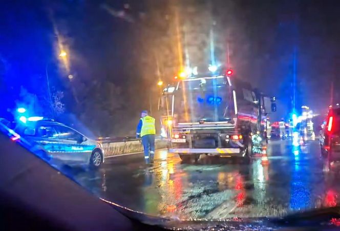 Trasa S1 zablokowana. TIR rozbił się o barierki