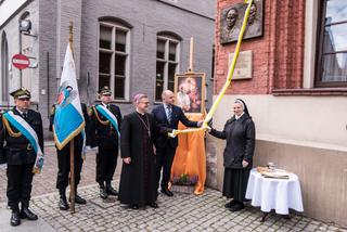 W Toruniu odsłonięto tablicę poświęconą św. Janowi Pawłowi II oraz bł. kard. Stefanowi Wyszyńskiemu