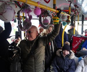 Mikołajkowy trolejbus wyjechał na ulice Lublina! Jakie dekoracje świąteczne zdobią jego wnętrze? Zobacz koniecznie