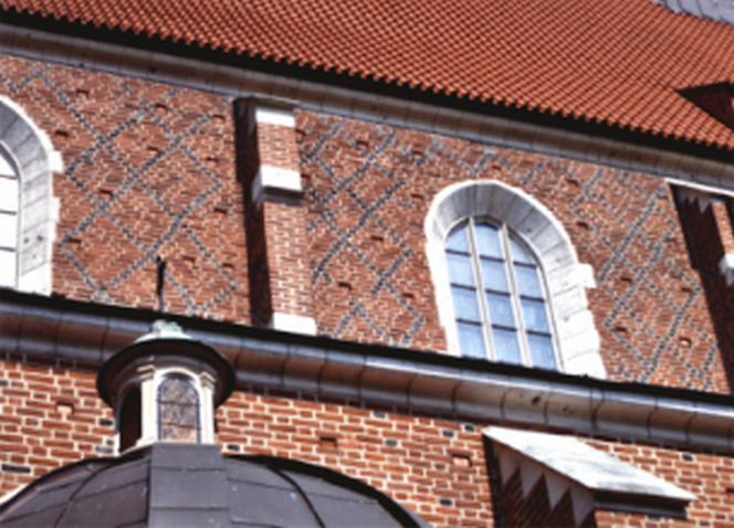 Dekoracja rombowa na elewacjach gotyckiego kościoła Bożego Ciała w Krakowie