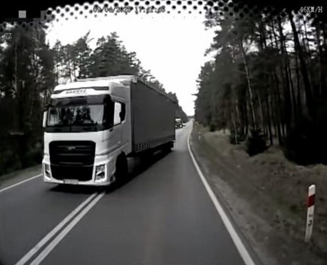 Tir jechał na zderzenie z autobusem pełnym pasażerów. O krok od tragedii na DK 11 pod Tarnowskimi Górami [ZDJĘCIA].