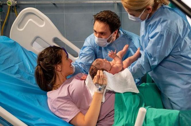 Na sygnale odc. 296. Martyna (Monika Mazur), Piotr (Dariusz Wieteska), ich córka Lidia (Lena Kabała)
