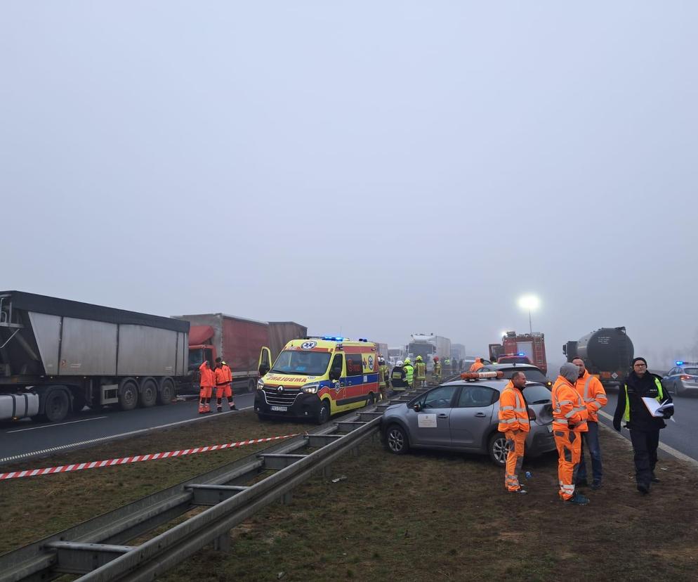 Kilkanaście osób poszkodowanych w kolizjach i wypadkach na S5 koło Leszna. Droga w kierunku Poznania zablokowana