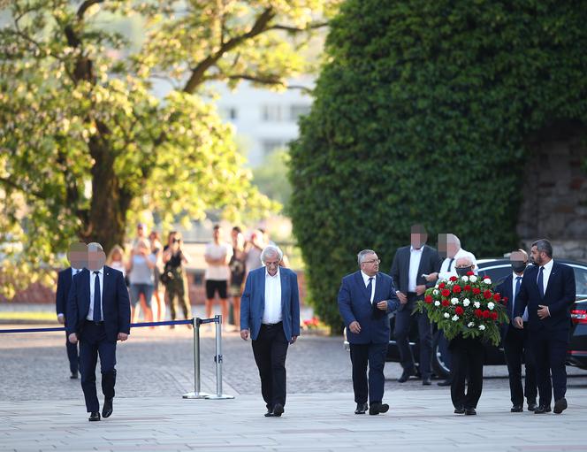Prezes PiS na Wawelu z rodziną. Hołd Kaczyńskim oddali też Morawiecki i Szydło