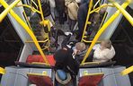 Szokujące sceny z tramwaju w Warszawie. Opublikowano właśnie nagranie. „Trzymaj się mocno”
