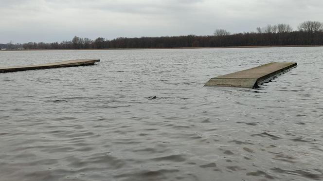 Plaża w Nowym Dębcu zalana