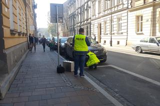 Kraków: Wandal uszkodził około 40 samochodów na ulicy Kopernika oraz Radziwiłłowskiej [ZDJĘCIA]