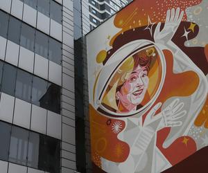 Tym muralem oddano hołd pamięci Ireny Kwiatkowskiej. Aktorka miała wielkie marzenie przed śmiercią