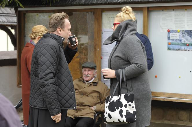 Ranczo 10 sezon. Ksiądz Robert (Bartek Kasprzykowski), Jola (Elżbieta Romanowska)