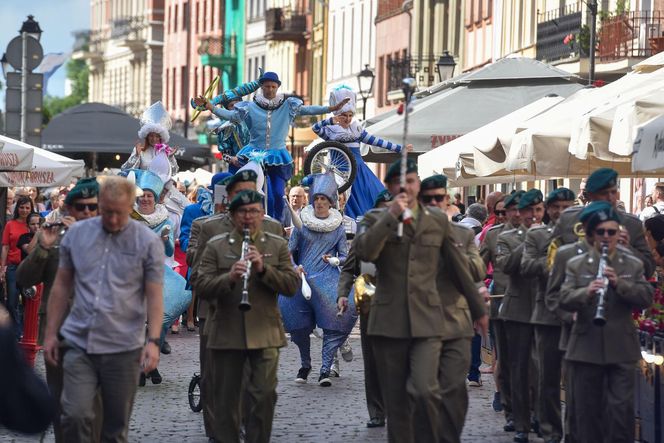 Kolorowa parada na otwarcie Dni Torunia. Przeszła przez serce toruńskiej starówki