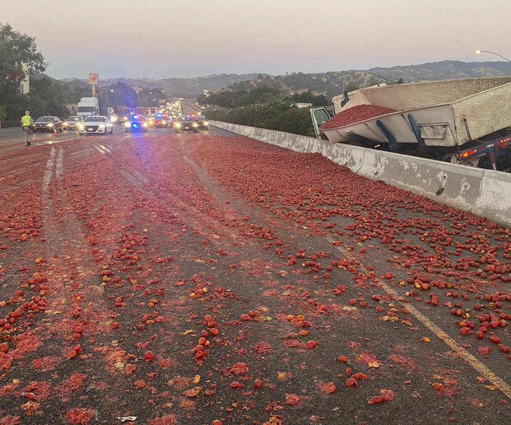 Mordercze pomidory na autostradzie. Sparaliżowały ruch, kilka osób ledwo uszło z życiem
