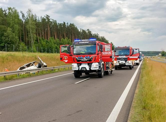 Dwóch mężczyzn nie żyje, kilku zostało rannych! Potworny wypadek busa na S7. Auto zostało zmasakrowane