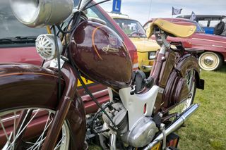 stara motoryzacja pod wiatrakami w Osiecznej