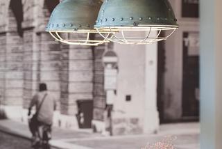 Lampy przemysłowe na tle fototapety z miastem