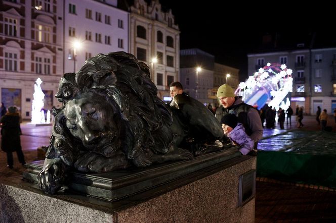 Bytomski rynek świeci się jak choinka. Gwiazda DeLoreana rozświetliła Bytomski Jarmark Świąteczny