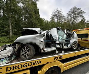 Samochód ciężarowy zderzył się z osobowym autem. Cztery osoby zginęły. Droga zablokowana