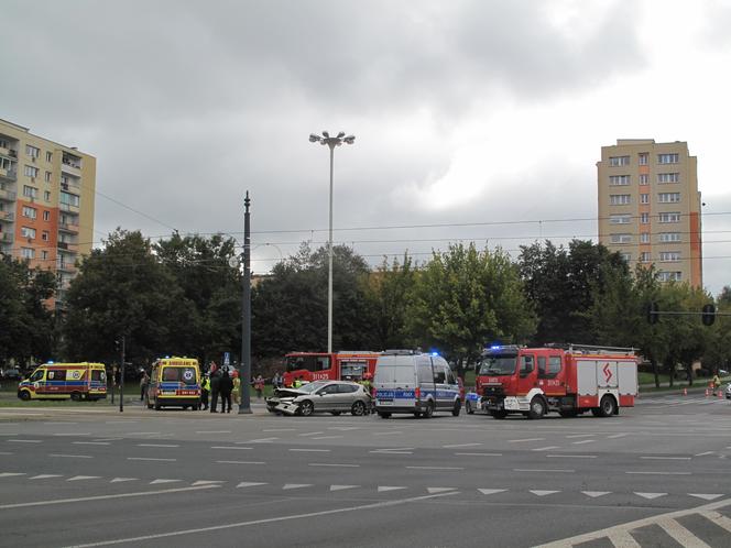 Groźny wypadek na Retkini. Zderzenie karetki pogotowia z peugeotem