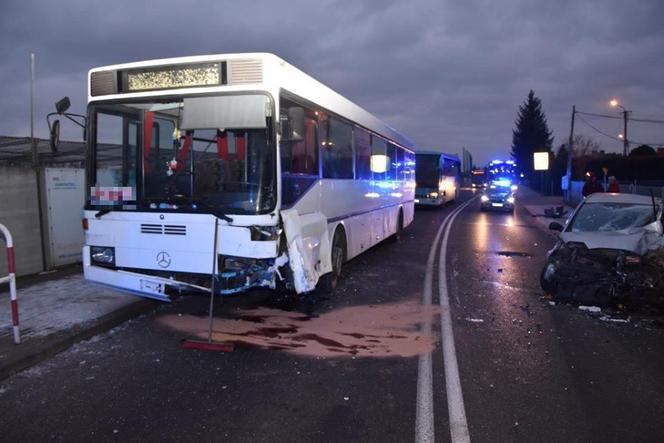 Wola Rzędzińska: Zderzenie osobówki z autobusem. Jedna osoba w szpitalu!