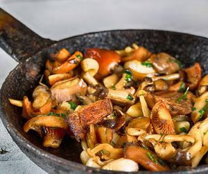 Aromatyczny sos grzybowy jak u babci – prosty przepis krok po kroku na sos ze świeżych grzybów