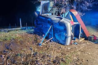 Przerażające zdjęcia z miejsca wypadku w pow. opolskim. Auto całkowicie zniszczyło przystanek