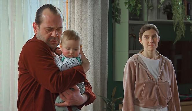 Barwy szczęścia, odcinek 2665. Borys (Jakub Wieczorek), Regina (Kamila Kamińska), Kamilek (Władek Domański)