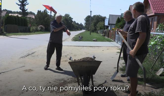 Rolnicy. Podlasie. Andrzej z Plutycz sieje trawę. Absurd goni absurd. "Ta trawa przed domem jest potrzebna"