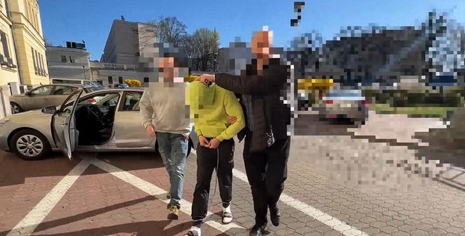 Bestialskie ataki na starsze kobiety w Warszawie. Policja zatrzymała podejrzanego. Zdradził go ślad na torebce